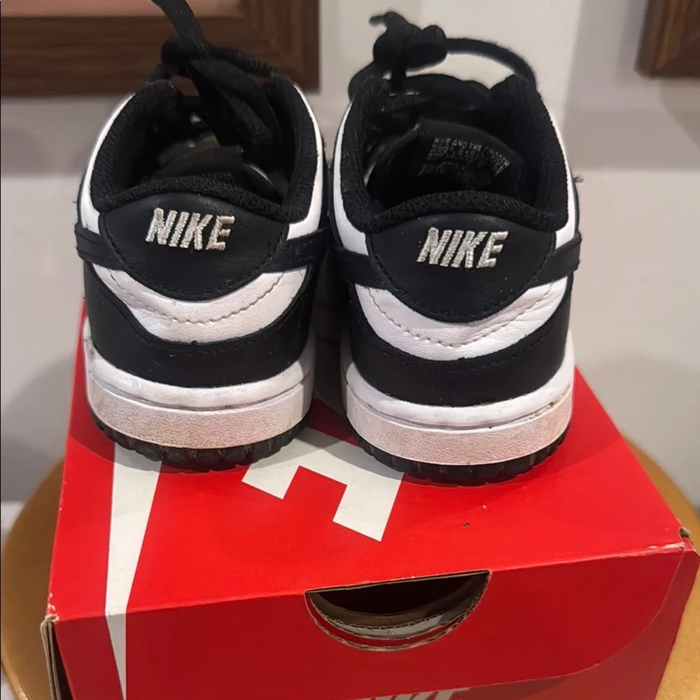 Nike Black and White Sneakers for Everyday Comfort - Picture 2 of 4